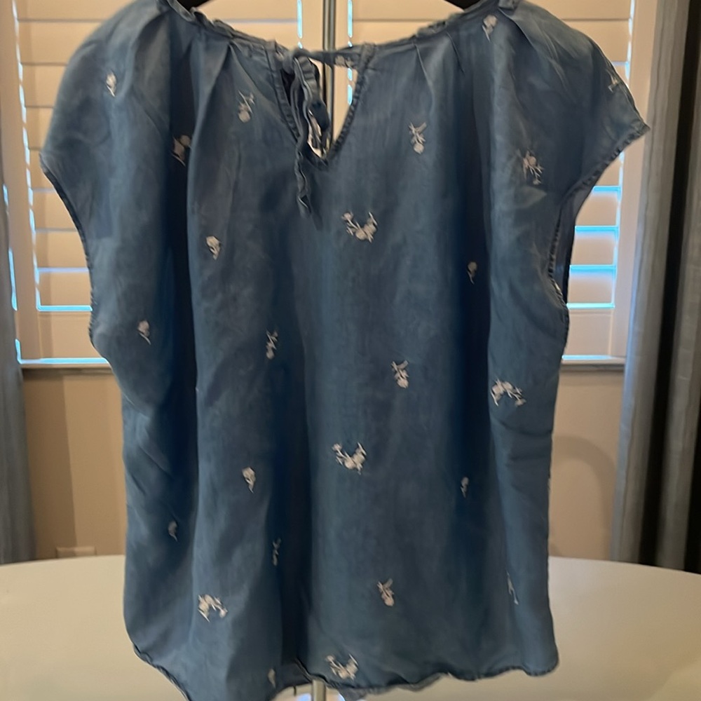 Lauren Conrad fun lightweight cap sleeve blue pull over top. - Picture 2 of 5
